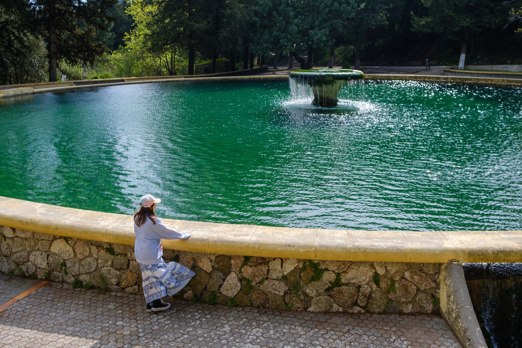 The round fountain pool at Eleousa, ringed with stone